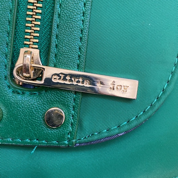 ☘️ Olivia + Joy Nylon crossbody bag - Picture 6 of 6